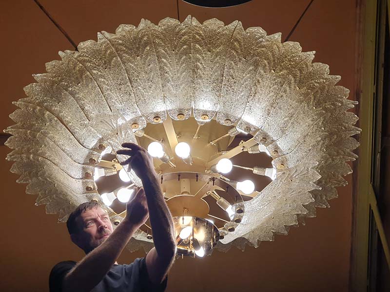 electriciend-amsterdam-grote-hanglamp-ophangen Electricien Amsterdam - Grote Hanglamp plaatsen